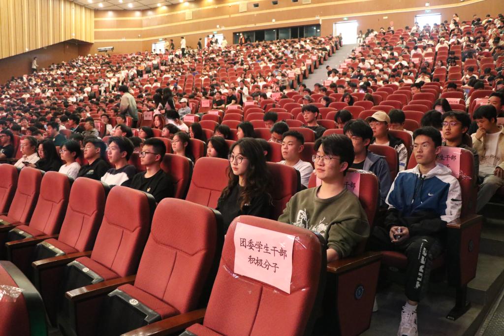 2.学院“青马工程”青卓班参加讲座.JPG